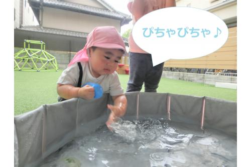 <span style='color:#ff00ff;'>水風船</span>を水の中に落としたり<br>手で水をパシャパシャと叩いて<br>できる<span style='color:#007fff;'>水しぶき</span>が面白いようで<br>何度もパシャパシャして<span style='color:#00ffff;'>水遊び</span>を<br>楽しんでいた子どもたちです(<span style='color:#ff007f;'>*</span>^^<span style='color:#ff007f;'>*</span>)<br><br>顔に<span style='color:#007fff;'>水しぶき</span>がかかっても<br>へっちゃらでした^^<br><br>次回の<span style='color:#00ff7f;'>ブログ</span>もお楽しみに~<span style='color:#ffff00;'>★</span>