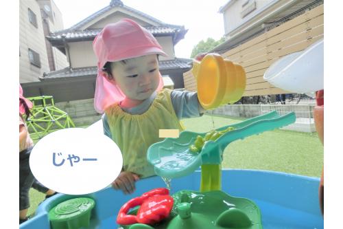 <span style='color:#ff7f00;'>ウォーターテーブル</span>では<br>おもちゃの<span style='color:#3dff3d;'>カエル</span>や<span style='color:#ff3d3d;'>カニ</span>を<br>バケツで「<span style='color:#3d3dff;'>じゃー</span>」と流して<br>プールの中を泳がせている子も<span style='color:#ffff00;'>★</span>