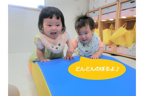 <span style='color:#b7ff70;'>お山</span>になっているマットを、<br>ハイハイや高這いでどんどん登っていく<br><span style='color:#ff70ff;'>元気いっぱい</span>の子どもたち!<br><br><br>上手に<span style='color:#b7ff70;'>バランス</span>をとりながら、<br>体をたくさん動かして遊びました<span style='color:;'><span style='color:#ff70ff;'>(*^^*)</span></span>