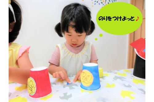 ペンで模様や顔を描いたり、<br><span style='color:#ff7aff;'>い</span><span style='color:#bc7aff;'>ろ</span><span style='color:#7a7aff;'>い</span><span style='color:#7abcff;'>ろ</span><span style='color:#7affbc;'>な</span><span style='color:#ffbc7a;'>型</span>の画用紙を<br>のりでペタペタ<span style='color:#75ffba;'>！！</span><br><br>「うえにもはっちゃお～！」と<br>思い思いに<span style='color:#ff7a7a;'>ロケット</span>作りを<br>楽しんでいました<span style='color:#ff007f;'>！</span>