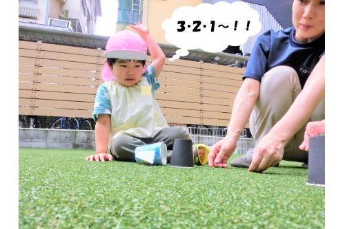 完成した<span style='color:#ff7a7a;'>ロケット</span>を持って<span style='color:#7aff7a;'>園庭</span>へ<span style='color:;'>！</span><br>「３・２・１」で<br>ロケットをぴょーんと上に飛ばすはずが…<br><br>横に飛んだり、ちょっとだけ飛んだり<br>なかなか上に飛ばせなくて<br><span style='color:#ffaa56;'>困った表情</span>をしていました<span style='color:#6bffff;'>(>_<)</span><br><br>「下を押さえたら上に飛ぶよ」とお手本を見せると<br>上に<span style='color:#ff5bad;'>ぴょーん</span>と飛んで大喜びでした<span style='color:#47a3ff;'>♪</span>