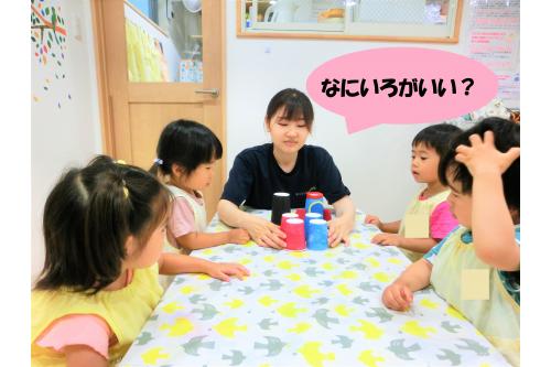 「今日はロケットをつくります！！」と<br>先生が話すと<br>「やった～」と大喜びの子どもたち<span style='color:#ffff00;'>♪</span><br><span style='color:#ff6666;'>赤色</span>と<span style='color:#7a7aff;'>青色</span>の中から好きな色を順番に選びました。<br>
