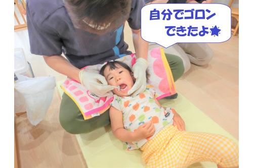 <span style='color:#7f00ff;'>うさぎチーム（2歳児）</span>からスタート。<br><br>少し緊張気味でしたが練習していた<br><span style='color:#ff007f;'>「かばさんのお口」</span>を披露してくれましたよ！<br>