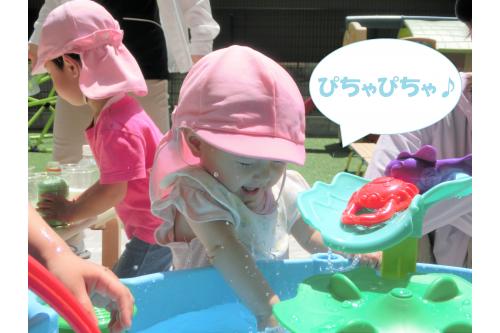 <span style='color:#70ffff;'>ウォーターテーブル</span>は特に喜んでおり、<br>上から<span style='color:#75baff;'>水</span>を流すと、<br><span style='color:#ff6666;'>カニ</span>や<span style='color:#75ff75;'>カエル</span>が<br>流れてくる様子に<br>何度も繰り返し<br><span style='color:#ffb770;'>楽しんでいた</span>子どもたちでした<span style='color:#ff70ff;'>♪</span><br>来月からの<span style='color:#7575ff;'>プール遊び</span>が楽しみですね<span style='color:#75ffff;'>(^^♪</span><br><br>来週のブログもお楽しみに<span style='color:#ffba75;'>♪</span>