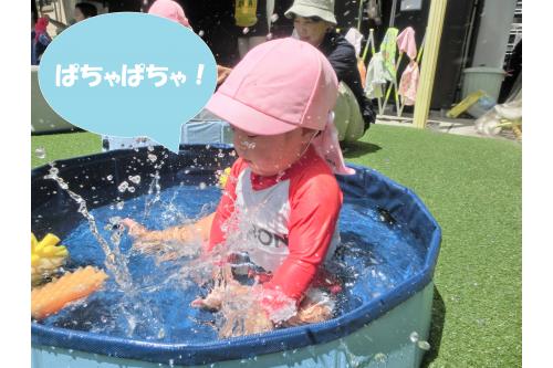 <span style='color:#ff70ff;'>０歳児</span>は、一人一つのプールで<br>存分にお水で遊びました<span style='color:#b770ff;'>♪</span><br>手を大きく動かして<br>激しくお水を<span style='color:#70b7ff;'>ぱちゃぱちゃ！</span>