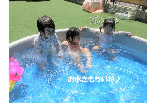 <span style='color:#ffba75;'>１・２歳児</span>は、<span style='color:#75ffff;'>大きなプール</span>に入り、<br>とっても気持ちよさそう<span style='color:#75ffba;'>♪</span><br>肩までつかったり、ちゃぷちゃぷしたりと<br><span style='color:#ff70b7;'>体全体</span>でお水遊びを楽しみました！<br>