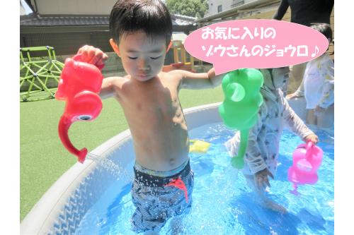 <span style='color:#70ffff;'>ゾウのジョウロ</span>は、<br>水遊びの玩具の中でも<span style='color:#ff70b7;'>人気</span>で<br>みんなで<span style='color:#70ffff;'>シャワー</span>のようにして<br>何度も繰り返し楽しみました<span style='color:#ffba75;'>(^^)/</span>