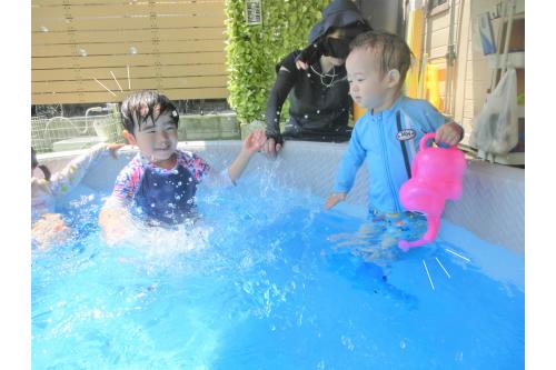 お友だち同士お水をかけあったり<br>一緒に遊んだりする様子も見られ<br><span style='color:#75baff;'>プール遊び</span>を通して<br><span style='color:#ff75ff;'>子どもたち同士の関わり</span>も<br>ますます増えていきそうです<span style='color:#ffb770;'>(^^♪</span><br><br>次回のブログもお楽しみに<span style='color:#ba75ff;'>♪</span>
