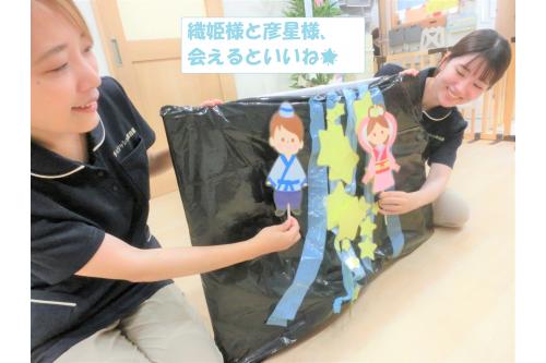 みんなが作ってくれた<span style='color:#1e8eff;'>天の川</span>で、<br>保育園の<span style='color:#23ff23;'>織姫様と彦星様</span>は<br>会うことができました<span style='color:#ff9123;'>♪</span><br><br>お空の天の川でも<br>会えますように<span style='color:#ff23ff;'>…</span><br><br>次回のブログもお楽しみに<span style='color:#ff0000;'>!</span>