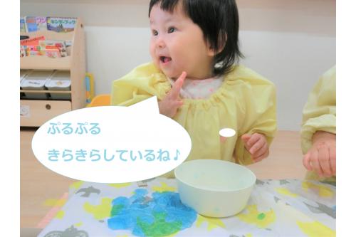 <span style='color:#baff75;'></span>寒天を目の前にすると、<br>「なになに？」と目を<span style='color:#75baff;'>キラキラ</span>させて<br>興味を示す子どもたち！<br><br>そーっと<span style='color:#baff75;'>触ってみると…</span><br><span style='color:#70ffff;'>ぷるぷる</span>と寒天が滑ったり、<br>どんどん小さくなったりする様子に<br><span style='color:#ff75ff;'>夢中</span>な子どもたちでした<span style='color:#ffba75;'>(^^♪</span>