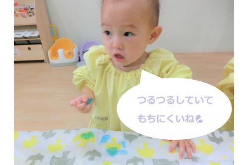 <span style='color:#ffb770;'>指先</span>をうまく動かして<br>つかみにくい寒天も<br>最後には上手につかんで遊んでいました<span style='color:#ba75ff;'>♪</span><br><br>お皿に寒天を集めると、<br><span style='color:#70ffff;'>「じゃー」</span>と流したり<br><span style='color:#70ff70;'>豪快に遊ぶ姿</span>に変わっていった子どもたち。<br><br><br>終わるころには手が寒天だらけで<br>キラキラしていました!(^^)!<br><span style='color:#ff70ff;'>たくさん遊んだ証拠</span>ですね<span style='color:#baff75;'>(*^^*)</span><br><br><br>引き続き<span style='color:#75baff;'>夏ならではの遊び</span>で<br>季節感を味わってもらえたらと思います<span style='color:#ba75ff;'>♪</span><br><br><span style='color:#ff75ff;'>次回のブログもお楽しみに♪</span>