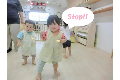 <span style='color:#ff7f00;'>ダンスタイム</span>では、<br>リズムに合わせて<br><span style='color:#00ff7f;'>ノリノリ</span>で踊ります♪<br><br>「<span style='color:#ff00ff;'>stop!!</span>」の合図で<br>ちゃんと止まることも<br>できるんですよ(^^♪<br><br>毎日、楽しんで<span style='color:#ff007f;'>英語</span>の<br>レッスンを受けている<br>子どもたちです(<span style='color:#ff007f;'>*</span>^^<span style='color:#ff007f;'>*</span>)<br><br>次回の<span style='color:#7f00ff;'>ブログ</span>もお楽しみに～<span style='color:#ffff00;'>★</span>
