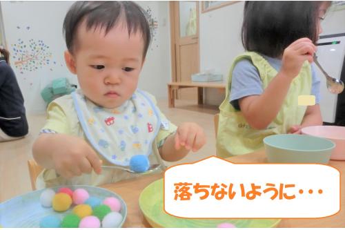 <span style='color:#00ff00;'>りすチーム（1歳児）</span>のお友だちは<br>ポンポンを掬ってみました！<br><br><br>手を使わず上手に掬うだけでなく<br><span style='color:#7f00ff;'>違うお皿にも移す</span>ことができました<span style='color:#ffff00;'>★</span>
