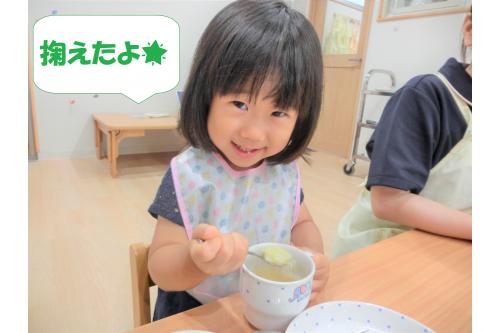 給食の時に早速スプーンを使って<br><span style='color:#7f00ff;'>食べる姿を披露</span>してくれました！<br><br><br><span style='color:#ff7f00;'>「みて～！掬えたよ！」</span>と<br>嬉しそうに教えてくれました<span style='color:#ffff00;'>★</span><br><br>食事のマナーや食具の使い方も<br><span style='color:#0000ff;'>楽しく知ってもらえたら</span>良いなと思います<span style='color:#00ffff;'>(^-^)</span><br><br>また、次回のブログもお楽しみに<span style='color:#ff00ff;'>♪</span>