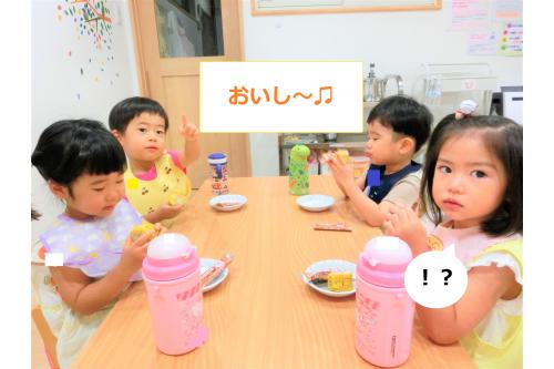 調理してもらったトウモロコシは<br><span style='color:#ff00ff;'>3時</span>のおやつで<br><span style='color:#ff7f00;'>ゆでトウモロコシ</span>にして食べました<span style='color:#ff7a7a;'>(^^)</span><br>「これ○○君がむいたやつ?」<br>「おいしいね~<span style='color:#ff60ff;'>♫</span>」<br>とニコニコでした!<br><br><span style='color:#ff7f00;'>トウモロコシ</span>を食べつつも<br>別のお菓子を途中で食べて<br>「あ!」と驚いている様子も見られました<span style='color:#7affff;'>(笑)</span><br><br>食べ物に興味を持てる時間が作れたので<br>これからも遊びながら<br><span style='color:#ff00ff;'>いろいろ</span>な<span style='color:#7070ff;'>経験</span>ができるように<br>計画していきたいと思います<span style='color:#ff0000;'>♪</span><br><br>次回のブログもお楽しみに<span style='color:#ffff00;'>★</span>