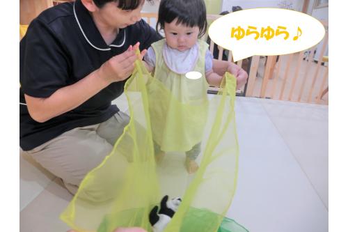 先生と一緒に布を持って<br><span style='color:#ff75ff;'>「ゆらゆら♪」</span><br>布に乗せているぬいぐるみが<br>揺れている様子や、<br>ゆったり身体を動かして遊ぶことを<br>楽しめたようです<span style='color:#ffba75;'>(^^)/</span><br><br>子どもたちと<span style='color:#b7ff70;'>触れ合い</span>ながら<br>一緒に遊ぶ<span style='color:#ff75ba;'>温かい時間</span>を<br>作っていきたいと思います<span style='color:;'><span style='color:#ff75ba;'>(*^^*)</span></span><br>次回のブログもお楽しみに<span style='color:#ffba75;'>♪</span>