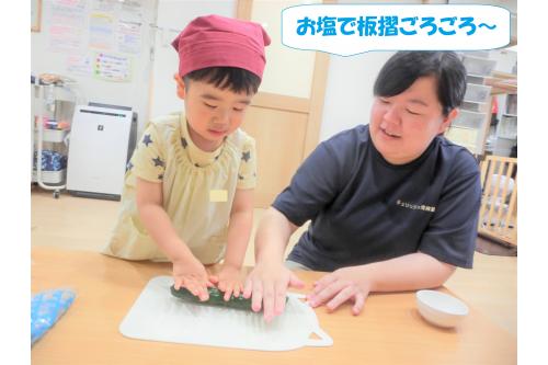 とげとげを取るために<br>お塩を使って<span style='color:#7f00ff;'>「板摺」</span>に挑戦!<br><br><br><span style='color:#ff7f00;'>「なんかくすぐったいんだけど~!」</span>なんて声も(^-^)<br>