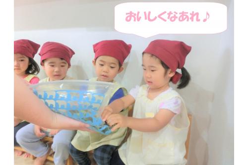 最後は<span style='color:#ff007f;'>塩、砂糖、酢、だし</span>を入れて味付け。<br><br><span style='color:#ff7f00;'>「おいしくなあれ!」</span>と<br>みんなで揉み揉む…<br><br>とっても美味しい<br><span style='color:#00ff00;'>きゅうりの浅漬け</span>が<br>完成しました<span style='color:#00ffff;'>♪</span>