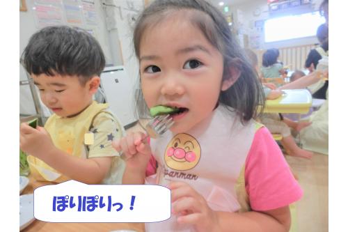 <span style='color:#7f00ff;'>「もう食べれる~?」</span>と<br>ウキウキで待っていた子どもたち。<br>お昼寝明け<span style='color:#00ff00;'>「きゅうりできたよ~!」</span>と<br>伝えると<span style='color:#0000ff;'>「早く食べたい!」</span>と<br>大急ぎで準備していました!<br><br><br>いっただきま~す!と<br><span style='color:#7f00ff;'>ぽりぽりいい音を響かせて</span>たくさん食べてくれました<span style='color:#ffff00;'>★</span><br><br>自分たちで作った分<br>おいしさも倍増だったようで<br>2本あったきゅうりも<br>あっという間に<span style='color:#ff7f00;'>完食!</span><br><br><span style='color:#ff007f;'>「またしようね~!」</span>と<br>大満足の様子でした!<br><br><br>また、次回のブログもお楽しみに<span style='color:#ffff00;'>★</span>