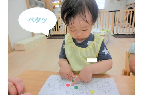 剥がした<span style='color:#00ff00;'>シール</span>を<br>「<span style='color:#3d3dff;'>ペタッ</span>」と上手に<br>貼ることもできます<span style='color:#ffff00;'>★</span><br><br><span style='color:#00ff00;'>シール</span>が指にくっついて<br>なかなか剥がれないという<br><span style='color:#ff3d3d;'>ハプニング</span>もありましたが<br>思い思いに<span style='color:#00ff00;'>シール貼り遊び</span>を<br><span style='color:#ff3d9e;'>楽しんだ</span>子どもたちでした(<span style='color:#ff007f;'>*</span>^^<span style='color:#ff007f;'>*</span>)<br><br>次回の<span style='color:#7f00ff;'>ブログ</span>もお楽しみに~!<br>