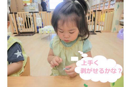 まずは<span style='color:#00ff00;'>シール</span>を台紙から<br>剥がしていきます!<br>