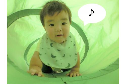 <span style='color:#baff75;'>トンネル</span>をくぐるスピードが<br>どんどん速くなったり、<br>反対側からお友だちがくると、<br>目を合わせて<span style='color:#ff75ba;'>笑い合う姿</span>がみられ、<br><br><br><span style='color:#ff70ff;'>お友だちを意識する遊び方</span>に<br>成長を感じます<span style='color:#70b7ff;'>(^^♪</span><br>関わりを楽しんでいるようです<span style='color:#b7ff70;'>♪</span><br><br><span style='color:#ff7575;'> 次回のブログもお楽しみに!</span>