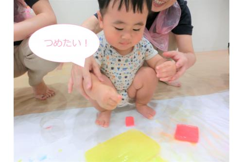 大きい模造紙に<span style='color:#75baff;'>氷</span>を持っていき、<br>お絵描きをしてみると…<br><br>大きな真っ白の模造紙が気づけば<br><span style='color:#ffba75;'>カラフル</span>な色で<br>いっぱいになっていました<span style='color:#ff70ff;'>(*^^*)</span>