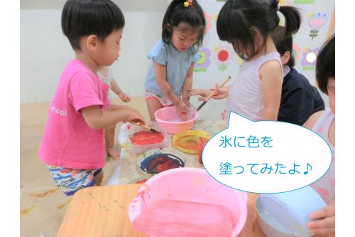<span style='color:#75baff;'>透明の氷</span>には、<br>絵の具を塗って、<span style='color:#ff75ff;'>自分の好きな色</span>の<br>氷を作って遊びました<span style='color:#ffba75;'>♪</span><br><br>透明な氷が<br><span style='color:#75ffff;'>自分の好きな色に染まっていく様子を</span><br>夢中で楽しんでいた子どもたちです<span style='color:#ffba75;'>(^^♪</span><br><br>引き続き<span style='color:#ff75ba;'>暑い夏</span>をこの季節ならではの遊びで<br>楽しく過ごしていきたいと思います<span style='color:#ba75ff;'>(^^)/</span><span style='color:#ff75ff;'><br><br>次回のブログもお楽しみに♪</span>