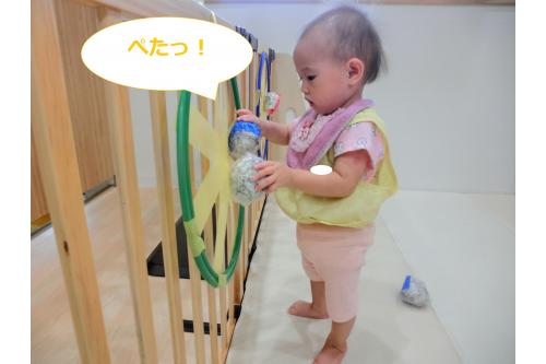 上手にボールを<span style='color:#70b7ff;'>「ペタッ」</span>と<br>くっつけることが出来ました<span style='color:#ffba75;'>♪</span><br><br>くっつけるだけでなく、<br>くっついたボールを剥がすことも<br>子どもたちにとって<br><span style='color:#ff75ff;'>楽しい遊び</span>になっていました<span style='color:#ffba75;'>(^^♪</span>