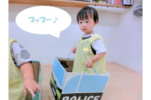 救急車や消防車、パトカーなど<br>色んな種類の<span style='color:#ff7f00;'>ダンボールカー</span>の中から<br><span style='color:#7fff00;'>どれにしようかな~</span>と悩みながら<br>それぞれお気に入りの車を選び<br><br>「<span style='color:#007fff;'>ブッブー</span>」と言いながら<br>「<span style='color:#3d3dff;'>はたらくくるま</span>」の音楽に<br>合わせて車を走らせて遊びました!<br>