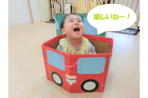 <span style='color:#ff7f00;'>ダンボールカー</span>の中で<br><span style='color:#00ff7f;'>休憩</span>しているお友達も<br>いましたよ(^^<span style='color:#7f00ff;'>♪</span><br><br>本物の<span style='color:#ff0000;'>働く車</span>も<br>大好きな子どもたち!<br><br>思い思いに<span style='color:#007fff;'>ドライブ</span>を<br>楽しんでいました(<span style='color:#ff007f;'>*</span>^^<span style='color:#ff007f;'>*</span>)<br><br>次回のブログもお楽しみに~<span style='color:#ffff00;'>★</span>