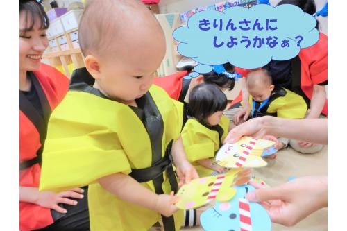 お祭りといえば<span style='color:#ff7f00;'>おめん</span>!<br><br><span style='color:#ffba75;'>きりん</span>・<span style='color:#7070ff;'>ぞう</span>・<span style='color:#ff75ff;'>ねこ</span>の中から<br>自分で好きなのを選んで<br>ひよこチーム(0歳児)は<span style='color:#ba75ff;'>メダル</span>に<br>りすチームとうさぎチーム(1,2歳児)は<br><span style='color:#ff6b6b;'>頭につけて</span>楽しみました<span style='color:#00ff00;'>(^_^)</span>
