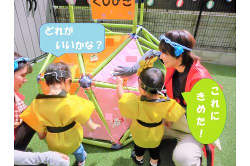 <span style='color:#ff7f00;'>くじ引き</span>では「どれがいいかな?」と<br>じっくり選び、一生懸命引っ張る子供たち<span style='color:#ff0000;'>!</span><br><br><span style='color:#00ffff;'>ラムネ</span>と<span style='color:#00ff00;'>景品</span>を先生からもらい<br>大喜びでした<span style='color:#ff007f;'>♪</span>