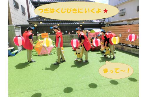 <span style='color:#ff840a;'>ひよこチーム</span>(0歳児)の<br>移動している様子です(笑)<br><br>次に<span style='color:#ff7a7a;'>何を</span>するのか<span style='color:#007fff;'>わくわく</span>で<br>目が輝いていました<span style='color:#ffff00;'>★</span>