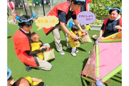 目を<span style='color:#ffff00;'>キラキラ</span>輝かせてやってきたのは…<br><span style='color:#ff7f00;'>くじ引き</span>!!<br><br>もっらた景品はなくさないように<br><span style='color:#b266ff;'>大切に</span><span style='color:#75ff75;'>カバン</span>の中に<br>入れました<span style='color:#ff7aff;'>(^_^)</span>