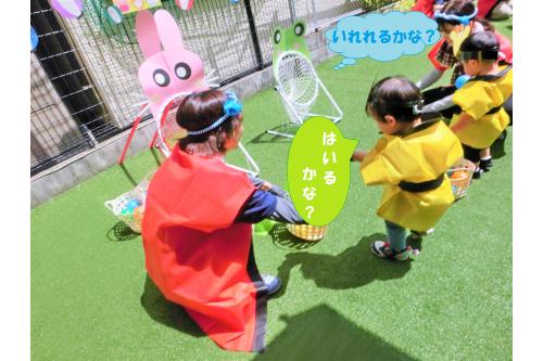 こちらは<span style='color:#ff7f00;'>りすチーム</span>(1歳児)の様子です<span style='color:#ff0000;'>!</span><br><br>どうやら<span style='color:#ff7a7a;'>ボール入れ</span>に挑戦しているようです<span style='color:#7a7aff;'>(^_^)</span><br>少し離れたところから<span style='color:#7aff7a;'>真剣</span>に<br>ボールを投げていました<span style='color:#ff7abc;'>♪</span>