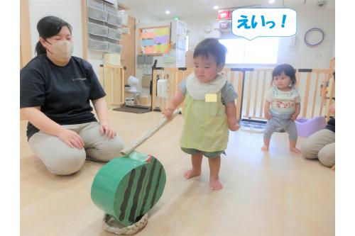 保育者の手作りすいかを<br><span style='color:#ff7f00;'>割ってみよう!</span>とチャレンジ。<br><br><span style='color:#7f00ff;'>えい!</span>と大きく振りかぶって<br>割ってくれました<span style='color:#ffff00;'>★</span>
