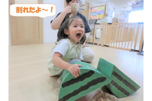 パカっと割れると<br><span style='color:#00ff00;'>「できたー!」</span>と大喜び!<br><br><span style='color:#ff007f;'>「もう一回してもいい?」</span>と<br>普段とは少し違う遊びに<br>大喜びでした<span style='color:#ff00ff;'>(^-^)</span>