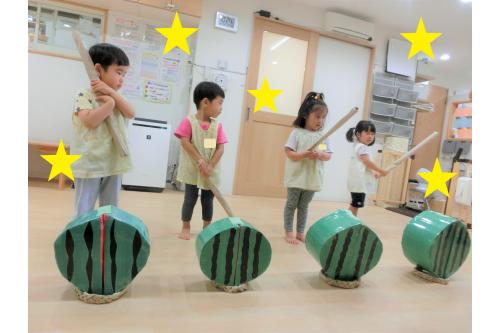 最後はすいか割り対決!<br>誰が一番早く割れるかな~?と<br>競争すると<span style='color:#0000ff;'>「負けないぞ~!」</span>と<br>頑張って割っていましたよ<span style='color:#ff00ff;'>♪</span><br><br><span style='color:#ff7f00;'>夏ならではのあそび</span>を<br>引き続き楽しんでいこうと<br>思います<span style='color:#00ffff;'>(^-^)</span><br><br>また、次回のブログもお楽しみに<span style='color:#ffff00;'>★</span>