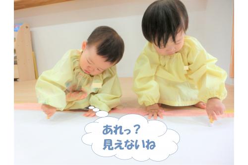 まずは大きな白い紙に<br>白いクレヨンで描き描き~!<br><br>「<span style='color:#007fff;'>見えないね~</span>」と<br>言いながら<span style='color:#ff7f00;'>お友だちと一緒</span>に<br>お絵描きを楽しんでいました<span style='color:#ff00ff;'>♪</span>