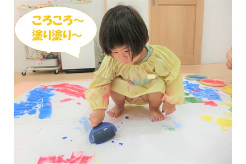白いクレヨンで<br>お絵描きした後は<br><span style='color:#9e3dff;'>筆</span>や<span style='color:#ff3dff;'>ローラー</span>を使って<br>絵の上から<span style='color:#ff0000;'>赤</span>・<span style='color:#0000ff;'>青</span>・<span style='color:#ffff00;'>黄</span>・<span style='color:#00ff00;'>緑</span>の<br>絵の具を塗っていくと、、、<br><br>あら<span style='color:#ff00ff;'>不思議</span>!<br><br>クレヨンで描いた絵が<br><span style='color:#ffff00;'>浮き上がって</span>きました!<br><br>最初は「<span style='color:#ff7f00;'>あれ~?</span>」と<span style='color:#3d9eff;'>不思議そう</span>に<br>していた子どもたちですが<br>絵が出てくることが楽しくて<br><span style='color:#7f00ff;'>無我夢中</span>で絵の具を塗っていましたよ<span style='color:#ff007f;'>♪</span>