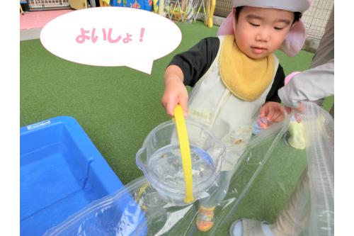 今回は、<span style='color:#75ffff;'>ウォーターマット</span>作りから始めました!<br>スズランテープや、動物の浮きを袋に入れ、<br><br>最後は、バケツでお水を運びました<span style='color:#75ff75;'>(^^♪</span><br><span style='color:#ff75ff;'>うさぎチーム</span>さんを中心に、<br>みんなで<span style='color:#ffb770;'>「よいしょ!よいしょ!」</span><br><br>と作る過程も楽しんでいた子どもたちです<span style='color:#ba75ff;'>♪</span>