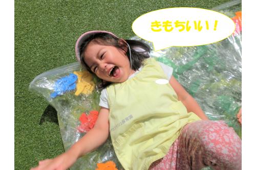 <span style='color:#7575ff;'>「氷もいれてみよう!」</span>という<br>提案があり、さらに冷たくて<br>気持ちいいマットになりました<span style='color:;'><span style='color:#ff7575;'>(*^^*)</span></span><br><br>子どもたちの<span style='color:#ffba75;'>『やってみたい!』</span><br>という気持ちを受け止めながら<br>遊びを楽しみたいと思います<span style='color:#ff75ba;'>♪</span><br><br><br><span style='color:#baff75;'>次回のブログもお楽しみに♪</span>