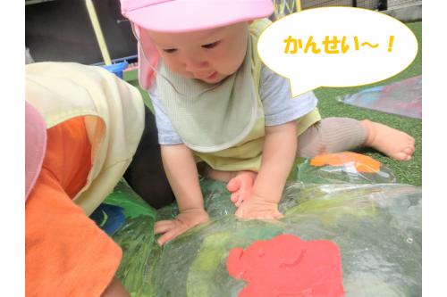 何度もバケツでお水を運んで<br>ついに…<br><br><span style='color:#ff7575;'>「かんせい~!」</span><br>大喜びの子どもたちは早速マットにダイブ<span style='color:#70ff70;'>(^^)/</span><br><br><span style='color:#ff75ba;'>座ったり、</span><span style='color:#ff75ff;'>寝転んだり、</span>冷たくてゆらゆら動く<br><span style='color:#ba75ff;'>不思議</span>なマットの感触を<br>楽しんでくれたようです<span style='color:#ffba75;'>♪</span>