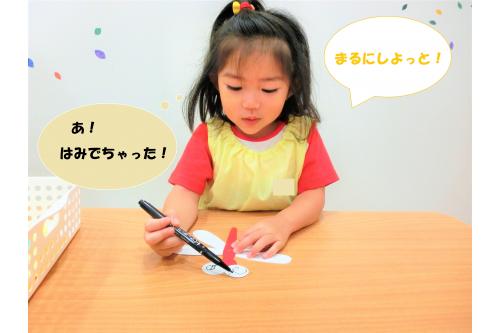みんな<span style='color:#ff00ff;'>思い思い</span>に<br>「こんなのかな?」「こうじゃない?」<br>と自分の中の<span style='color:#ff6060;'>とんぼ</span>の目を描いていました<span style='color:#ff0000;'>!</span><br><br><span style='color:#66ffb2;'>画用紙</span>からペンがはみ出して<br>「あ!」と少し口元が緩んで<br><span style='color:#ff7abc;'>ニヤッ</span>としています(^^<span style='color:#ff2391;'>♪</span>