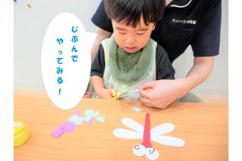 最近始めたハサミも<br>最初は<span style='color:#007fff;'>持ち方</span>や<span style='color:#2893ff;'>動かし方</span>が<br>難しくて「できない~<span style='color:#ffff00;'>!</span>」と<br>言っていた子どもたちでしたが<br>何回か<span style='color:#ff75ba;'>遊びの中</span>で練習していくうちに<br><br>「先生と一緒にする」「一人でしてみる!」と<br><span style='color:#ff0000;'>ハサミ</span>に興味をもち、<br>持ち方も少しずつ上手になってきました<span style='color:#bc7aff;'>♪</span>