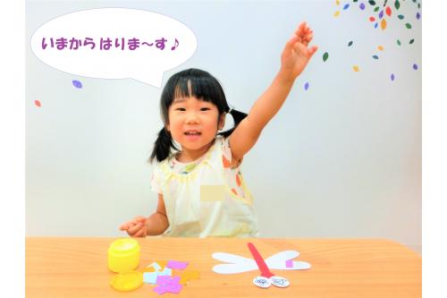 切った<span style='color:#ff75ba;'>折り紙</span>は<span style='color:#75baff;'>のり</span>を使って<br><span style='color:#ff6b6b;'>とんぼ</span>の<span style='color:#75ff75;'>羽の模様</span>に<span style='color:#ffbc7a;'>!!</span><br><br>のりの量は<span style='color:#bc7aff;'>多かったり</span>、<br><span style='color:#7aff7a;'>少なかったり</span>することがあるので<br>「このくらいかな?」と<br><span style='color:#ff007f;'>お話し</span>しながらつけました<span style='color:#ff7f00;'>(^_^)</span>