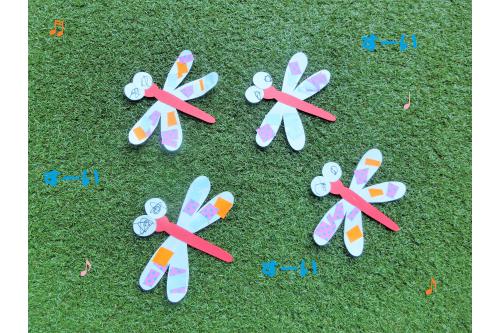 とってもかわいい<span style='color:#ff7575;'>とんぼ</span>が<span style='color:#bc7aff;'>完成</span>しました<span style='color:#ffbc7a;'>♩</span><br>なんだか今にも<span style='color:#bc7aff;'>飛んで</span>いきそうですね(^^)<span style='color:#ff7abc;'>!</span><br><br>成長するたびに<span style='color:#ff8914;'>いろいろな道具</span>が<br>使えるようになったり、<span style='color:#ff75ff;'>新しい方法</span>で<br>製作が楽しめるので同じ「<span style='color:#ff6666;'>とんぼ</span>」でも<br>1年前とは違った<span style='color:#ff6b6b;'>とんぼ</span>に出会えるのが<br>楽しいです<span style='color:#ffff00;'>♪</span><br><br>これからも<span style='color:#75ffba;'>いろいろな道具</span>や<br><span style='color:#ff7a7a;'>様々な方法</span>で作品を作っていきたいと思います。<br><br>次回の<span style='color:#bc7aff;'>ブログ</span>もお楽しみに<span style='color:#ffbc7a;'>♪</span>