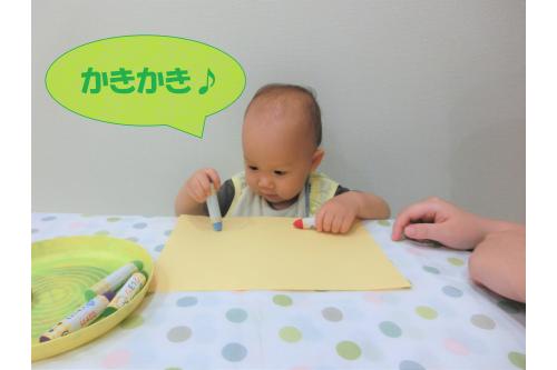 上手にクレヨンを握って、<br><br><span style='color:#ffba75;'>「かきかき♪」</span><br><br>集中した様子で、画用紙に色をつけていました!<br>画用紙にしっかり色がつくくらい、<br><span style='color:#ff75ff;'>力強く</span>クレヨンを握ることができました<span style='color:#ff7575;'>(*^^*)</span>