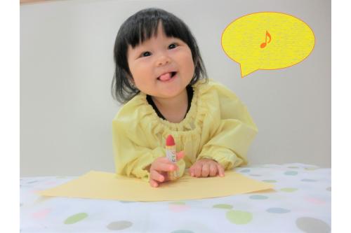 <span style='color:#ffba75;'>たぬきのお腹の部分</span>を<br>画用紙に、クレヨンで<br>お絵描きをしました<span style='color:#75baff;'>(^^♪</span><br><br>何色にしようかなと<br><span style='color:#75ff75;'>好きな色</span>を選んで手にすると、<br>とっても<span style='color:#75baff;'>嬉しそうな表情</span>を見せる子どもたち<span style='color:#ff75ff;'>(*^^*)</span><br><br><span style='color:#ba75ff;'>早速、お絵描きをしてみよう!</span>